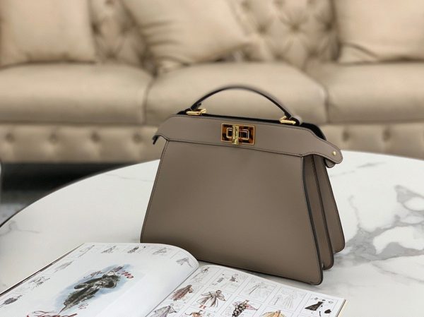 Contrefaçon Fendi Peekaboo ISeeU Petit Sac en cuir de veau gris – Image 6