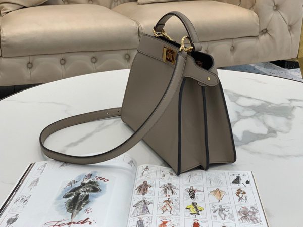 Contrefaçon Fendi Peekaboo ISeeU Petit Sac en cuir de veau gris – Image 4