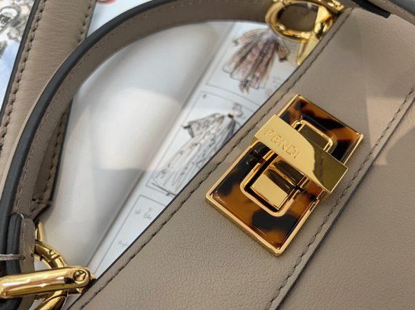 Contrefaçon Fendi Peekaboo ISeeU Petit Sac en cuir de veau gris – Image 3