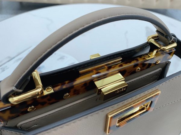 Contrefaçon Fendi Peekaboo ISeeU Petit Sac en cuir de veau gris – Image 2