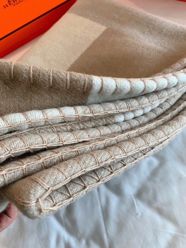 Réplique Couverture H Drapeau Hermès Naturel et Grège Cachemire – Image 9