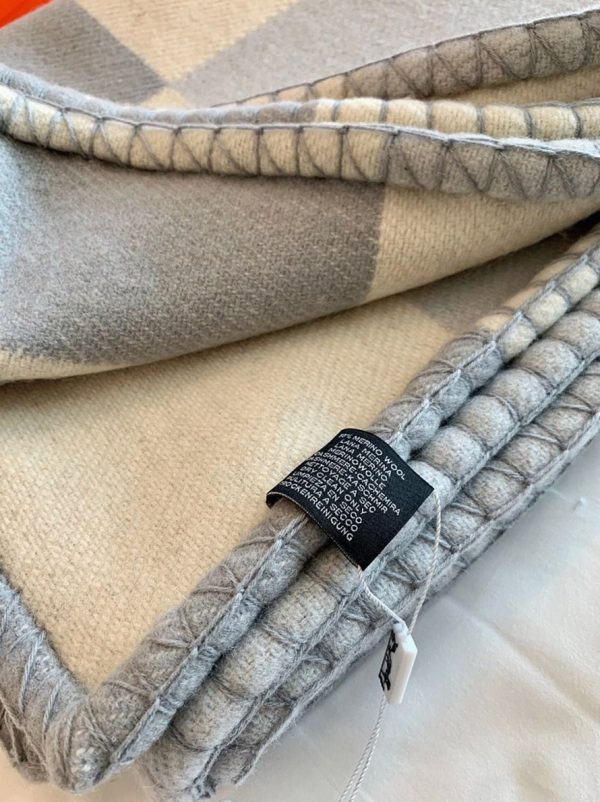 Fausse Couverture H Drapeau Hermès Acier et Perle Cachemire – Image 2