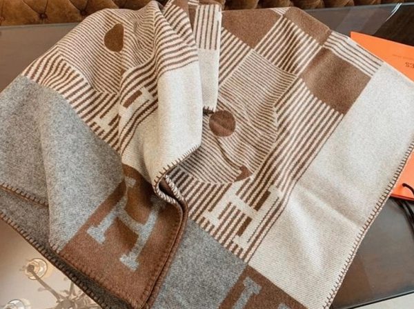 Fausse Couverture Caramel échecs et Trames Hermès – Image 3