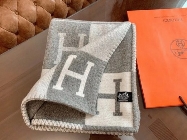 Fausse Couverture Avalon III Hermès Grise – Image 2