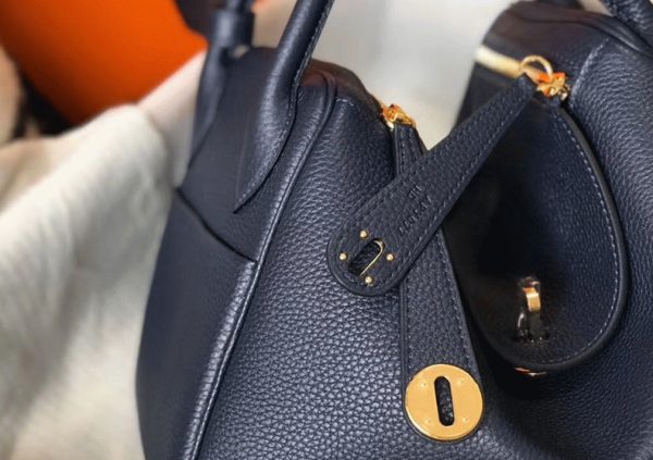 Contrefaçon Sac Lindy 30cm Hermès Bleu Marine – Image 6
