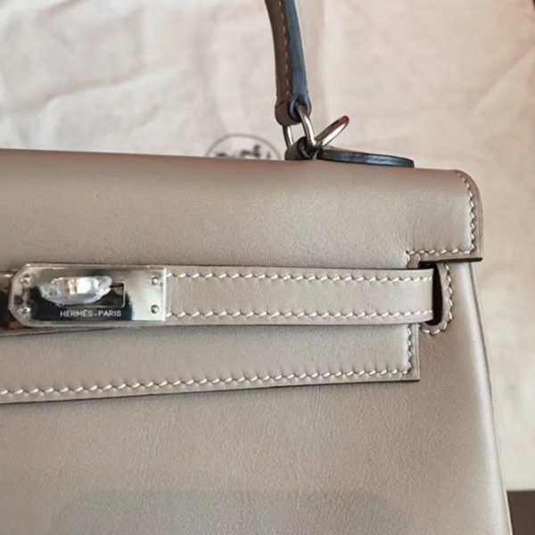Contrefaçon Sac à main Hermès Kelly Retourne 25cm Gris Swift – Image 8