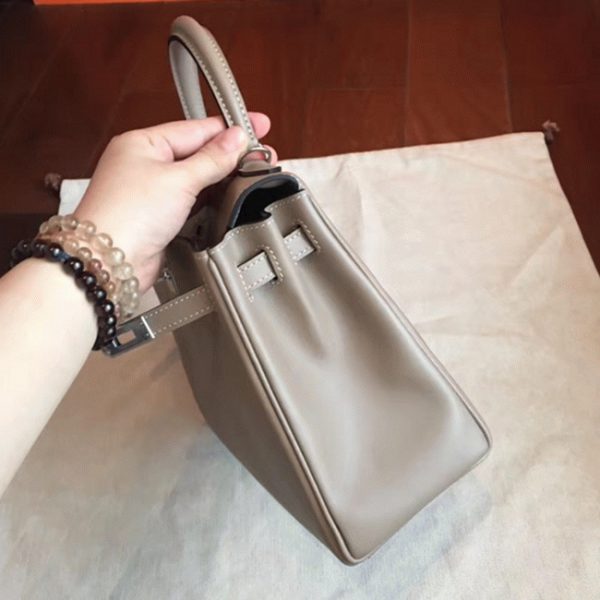 Contrefaçon Sac à main Hermès Kelly Retourne 25cm Gris Swift – Image 7