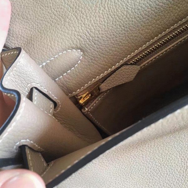 Réplique de designer Sac à main Hermès Kelly Retourne 28cm Gris Clémence – Image 5