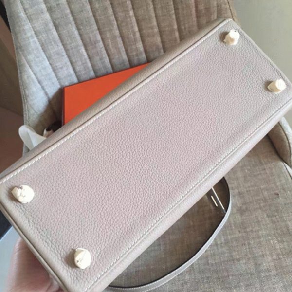 Réplique de designer Sac à main Hermès Kelly Retourne 28cm Gris Clémence – Image 2