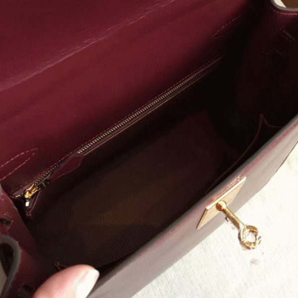 Fausse de designer Sac à main Hermès Kelly Retourne 28cm Bordeaux Box – Image 7