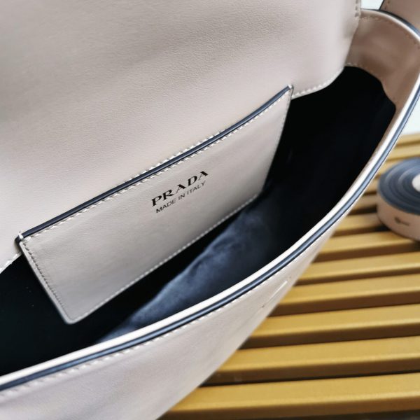 Contrefaçon sacoche Prada Arque avec rabat en beige – Image 10