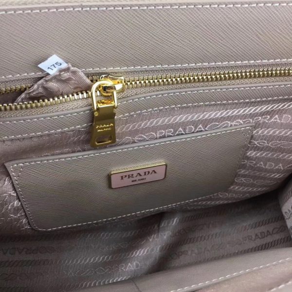 Fausse version du sac Prada Galleria grand format en gris – Image 4