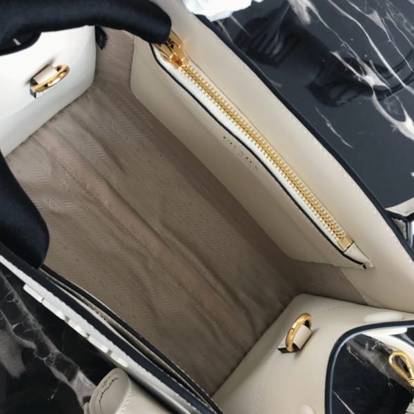 Contrefaçon sac Prada Monochrome petit modèle en blanc – Image 5