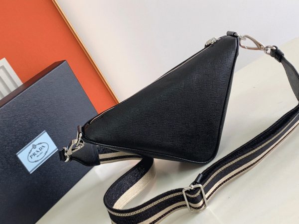 Faux sac bandoulière Prada Triangle en noir – Image 8