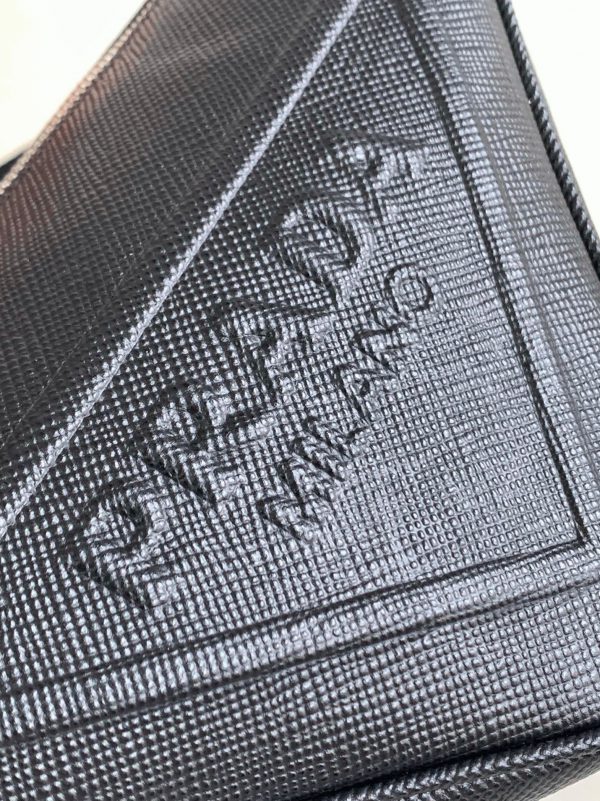 Faux sac bandoulière Prada Triangle en noir – Image 7