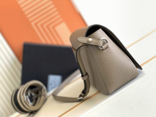 Imitation sac bandoulière à rabat Prada en gris – Image 8