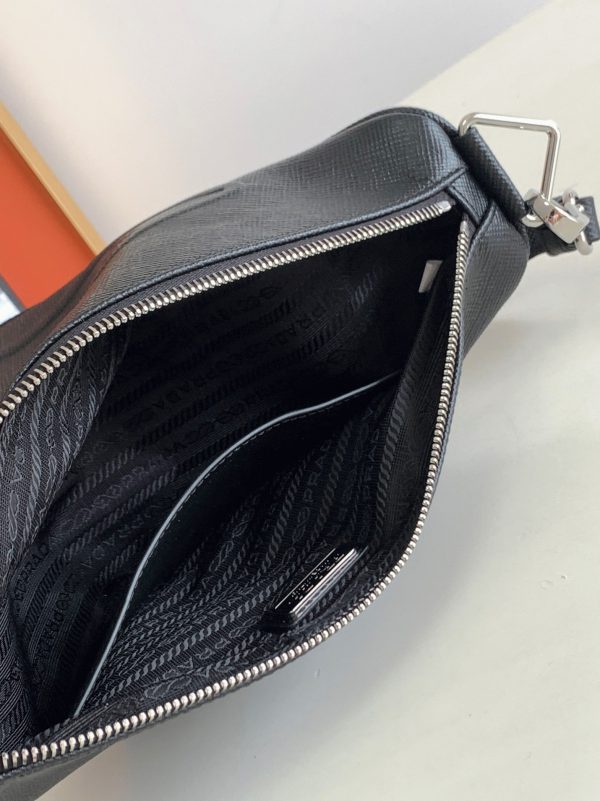 Faux sac bandoulière Prada Triangle en noir – Image 5