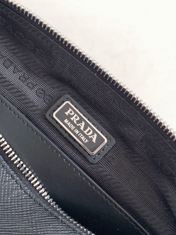Faux sac bandoulière Prada Triangle en noir – Image 4