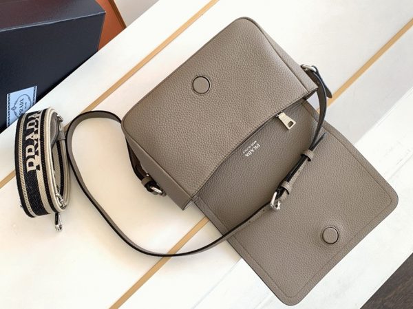 Imitation sac bandoulière à rabat Prada en gris – Image 6