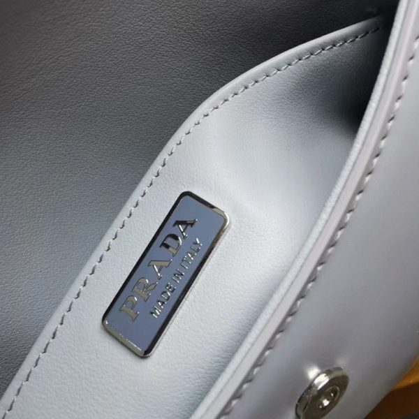 Copie sac Prada Cleo avec rabat en bleu – Image 4