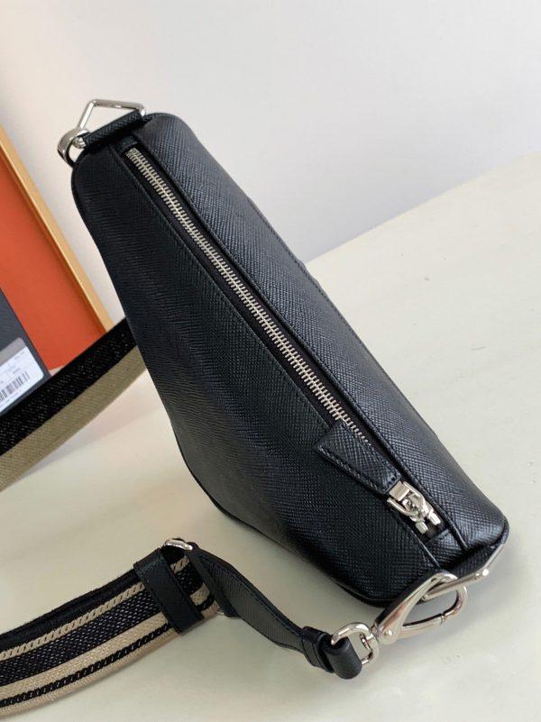 Faux sac bandoulière Prada Triangle en noir – Image 3