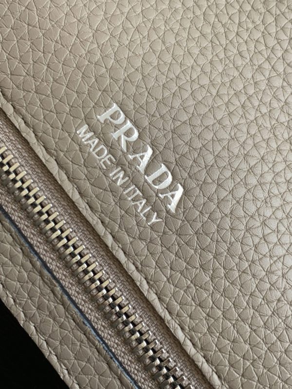 Imitation sac bandoulière à rabat Prada en gris – Image 5