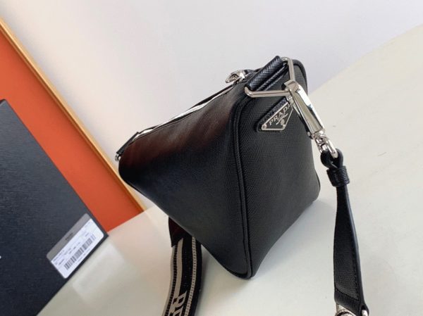 Faux sac bandoulière Prada Triangle en noir – Image 2