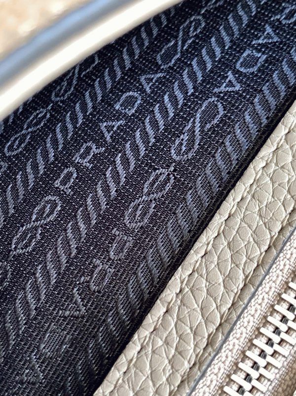 Imitation sac bandoulière à rabat Prada en gris – Image 4