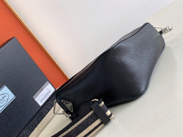Faux sac bandoulière Prada Triangle en noir – Image 10