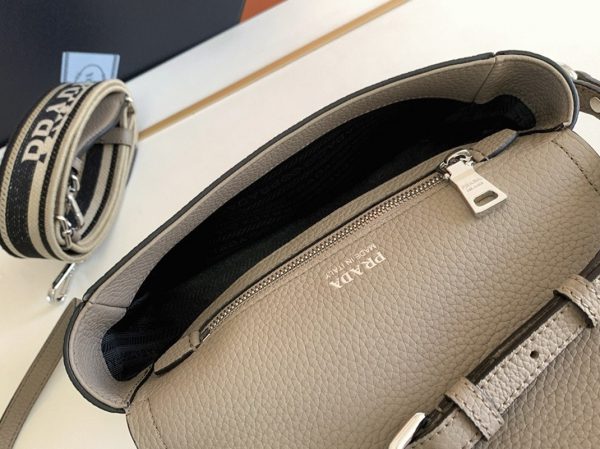Imitation sac bandoulière à rabat Prada en gris – Image 2