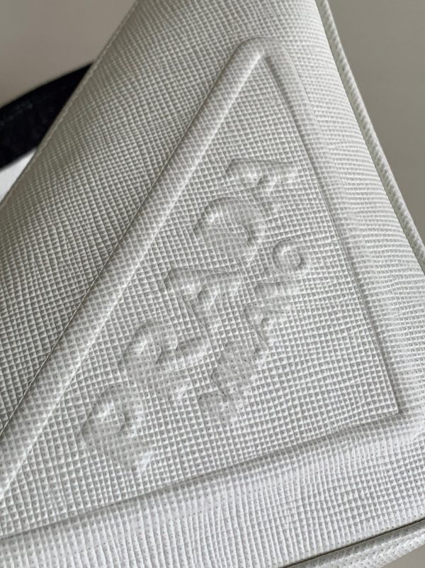 Faux sac bandoulière Prada Triangle en blanc – Image 9