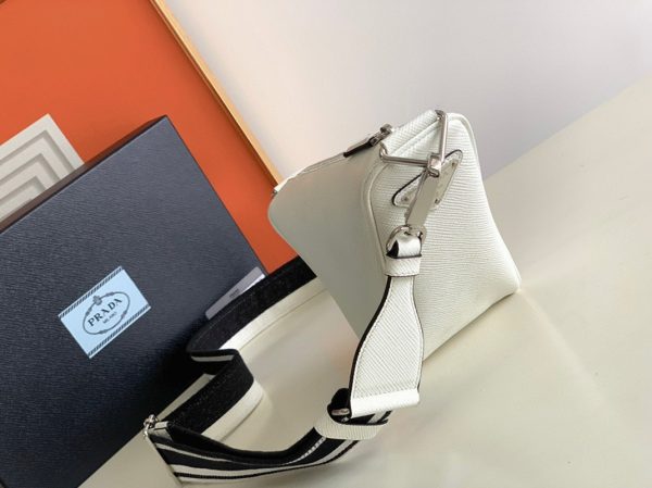 Faux sac bandoulière Prada Triangle en blanc – Image 8