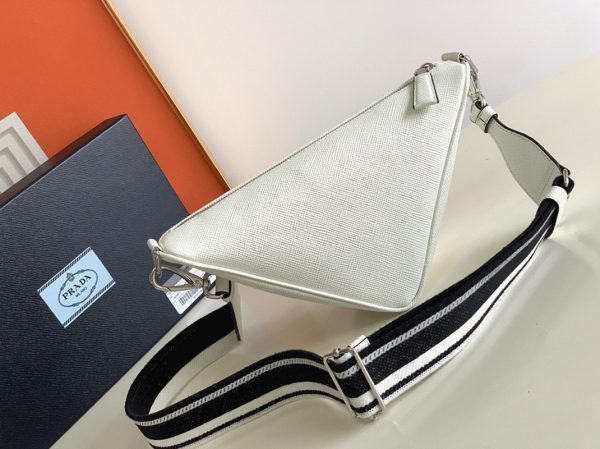 Faux sac bandoulière Prada Triangle en blanc – Image 7