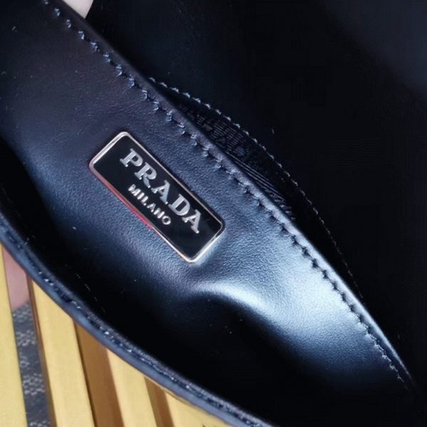 Top réplique sac Prada Cleo avec rabat en noir – Image 4