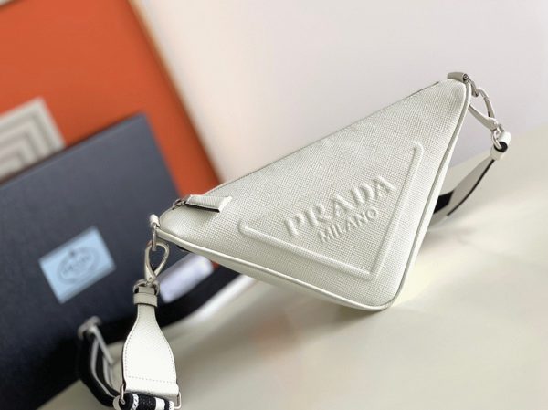 Faux sac bandoulière Prada Triangle en blanc – Image 6