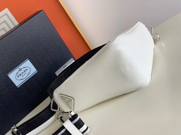 Faux sac bandoulière Prada Triangle en blanc – Image 5