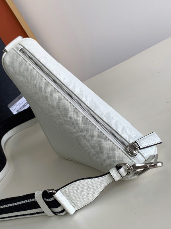 Faux sac bandoulière Prada Triangle en blanc – Image 4