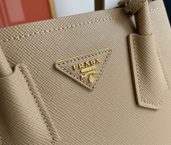 Faux sac Prada Double Mini en beige – Image 9
