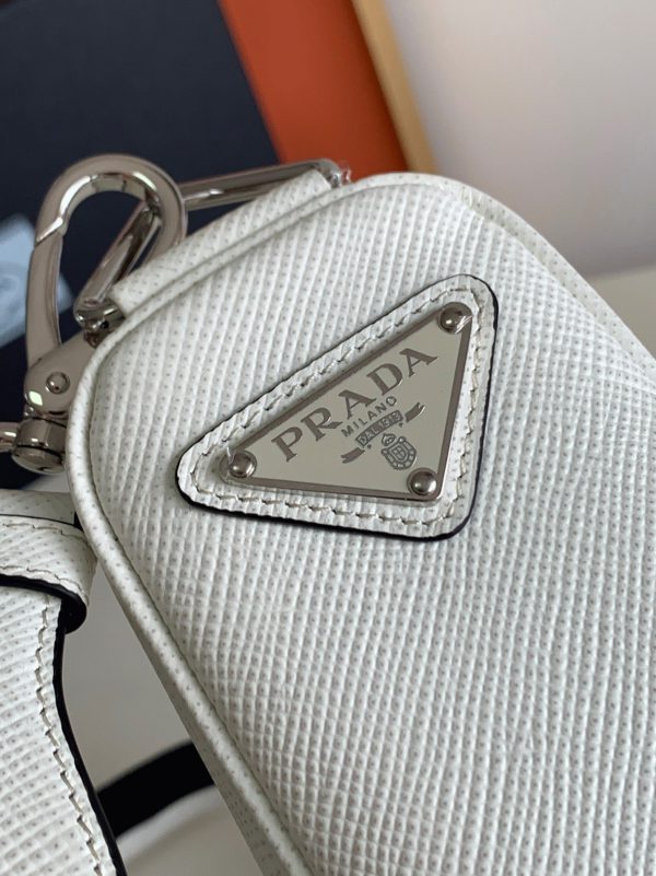 Faux sac bandoulière Prada Triangle en blanc – Image 3