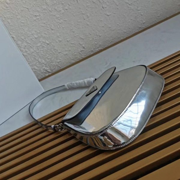Contrefaçon sac Prada Cleo avec rabat en argent – Image 7