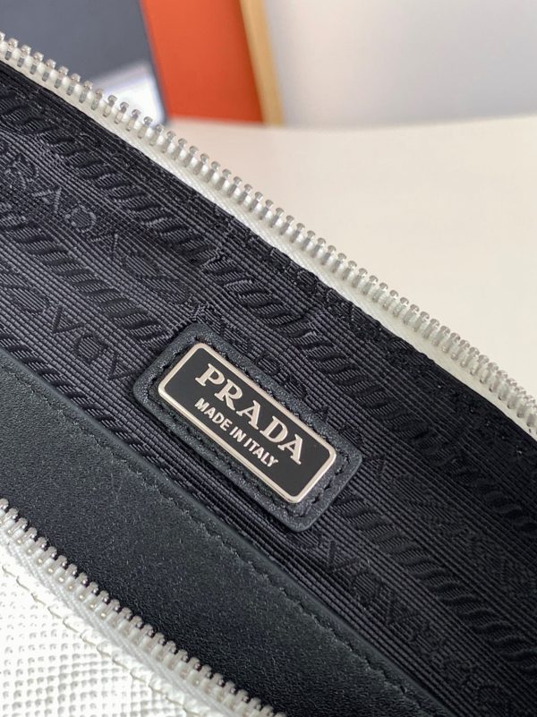 Faux sac bandoulière Prada Triangle en blanc – Image 2