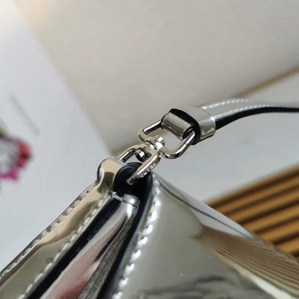 Contrefaçon sac Prada Cleo avec rabat en argent – Image 5