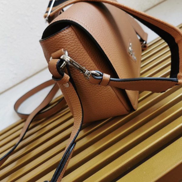 Faux sac bandoulière à rabat Prada en marron – Image 8