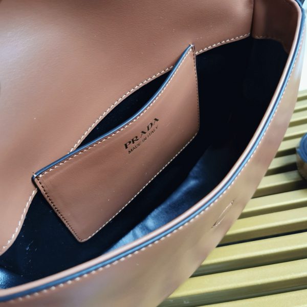 Fausse sacoche Prada Arque avec rabat en marron – Image 9