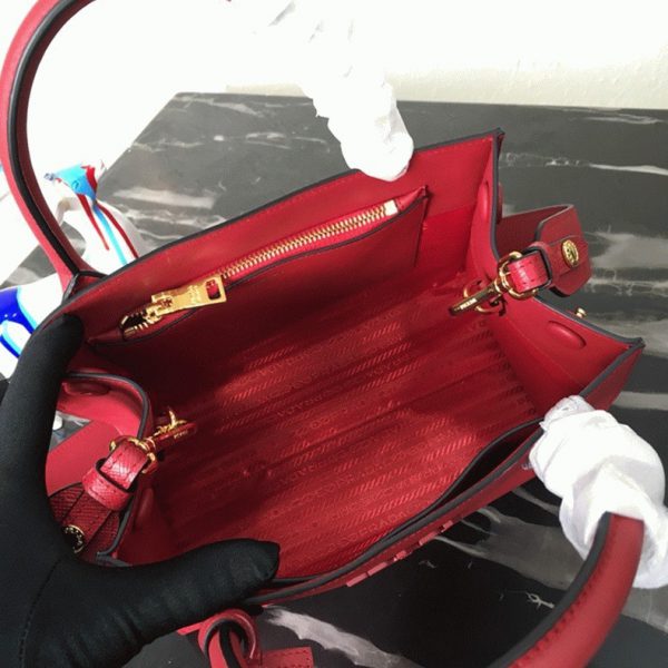 Contrefaçon sac Prada Monochrome petit modèle en rouge – Image 8