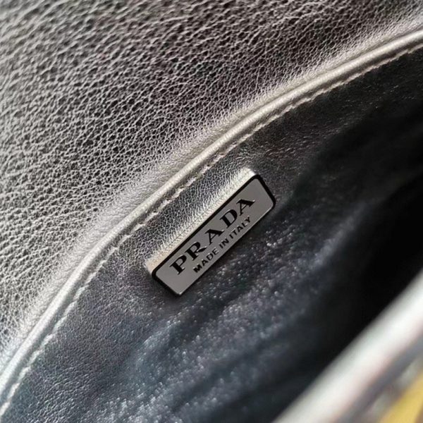 Contrefaçon sac Prada Cleo avec rabat en argent – Image 4
