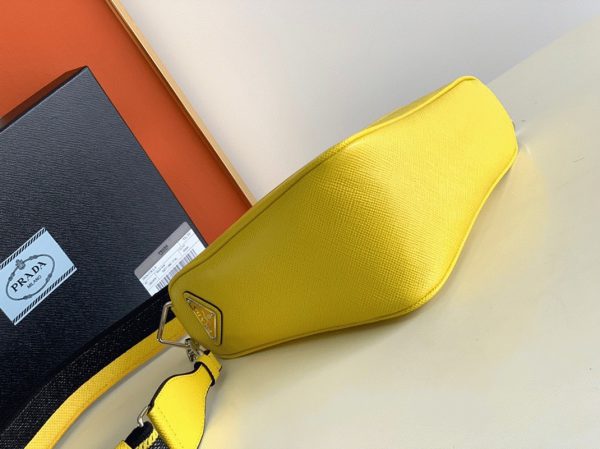 Contrefaçon sac bandoulière Prada Triangle en jaune – Image 7