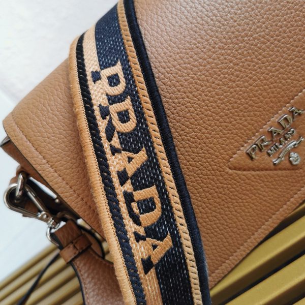 Faux sac bandoulière à rabat Prada en marron – Image 6