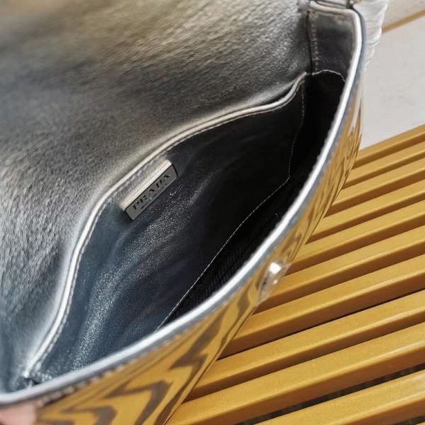 Contrefaçon sac Prada Cleo avec rabat en argent – Image 3