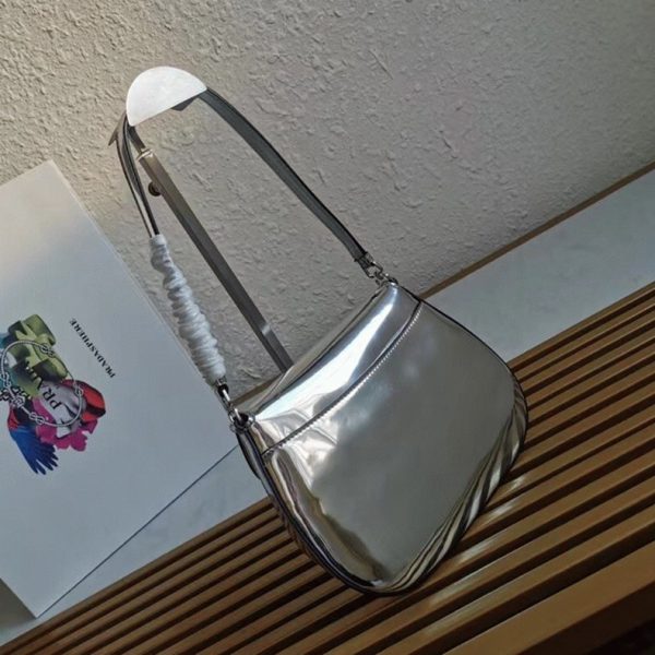 Contrefaçon sac Prada Cleo avec rabat en argent – Image 2